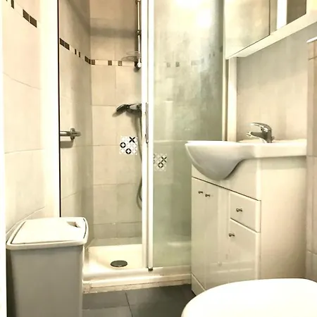 Renting Center One Bedroom Close To All Amenities *