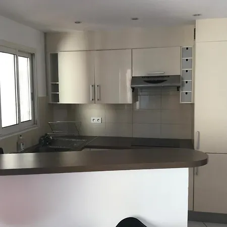 Renting Center One Bedroom Close To All Amenities Appartement
